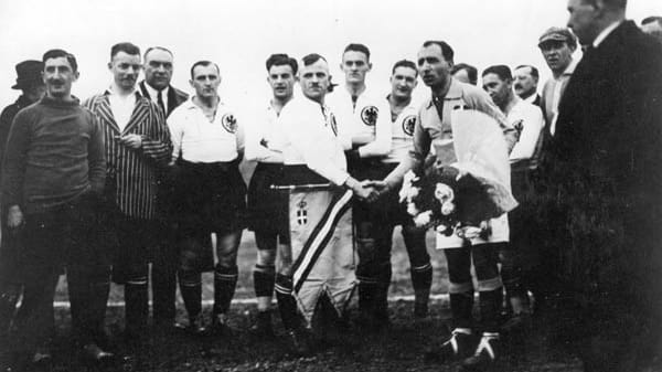 Am Neujahrstag 1923 steigt das erste Duell Italien gegen Deutschland. DFB-Kapitän Heinrich Träg tauscht mit Renzo de Vecchi die Wimpel, die Squadra Azzura gewinnt die Premiere in Mailand mit 3:1.