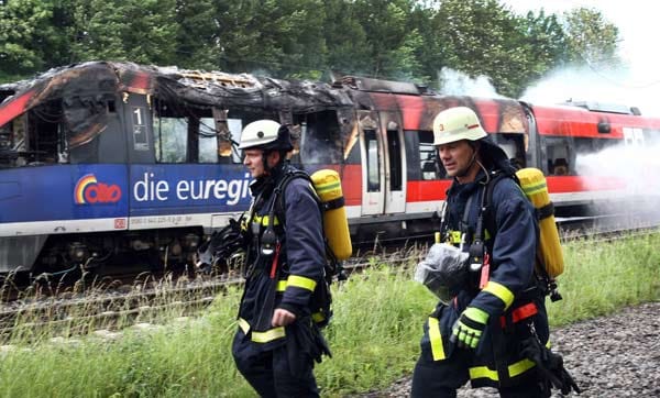 Auf offener Strecke fängt ein Regionalzug während der Fahrt in Aachen Feuer.