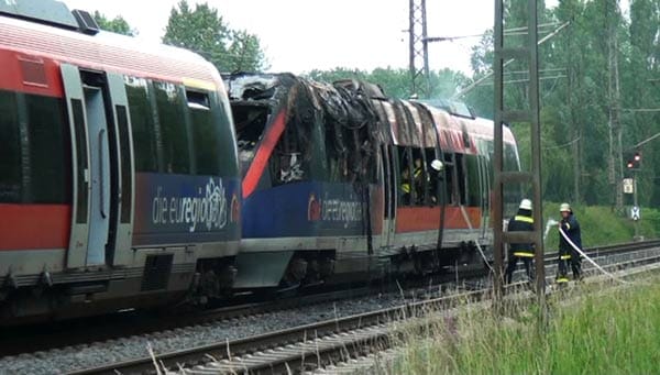 Der Brand bricht im Triebwagen aus. Die 60 Fahrgäste können den Zug selbstständig verlassen.