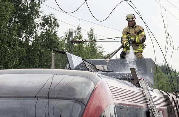 Die Feuerwehr braucht eine Stunde, um den Brand zu löschen. Durch die Hitze reißt auch die Oberleitung.