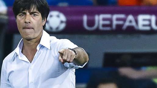 Joachim Löw lässt sich bei der Aufstellung gegen Italien nicht in die Karten schauen. Joachim Löw lässt sich bei der Aufstellung gegen Italien nicht in die Karten schauen.