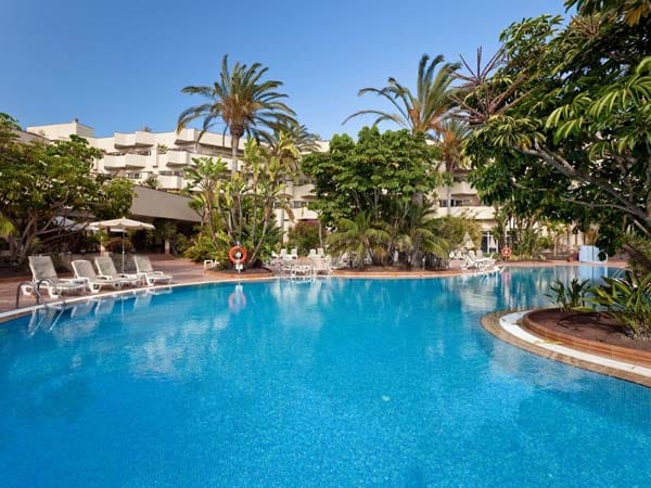 Mit dabei beim Adults-only-Trend sind auch internationale Hotelketten wie Barcelo, die mit dem neuesten Zuwachs, dem Hotel "Corralejo Bay" auf Fuerteventura, jetzt sechs Hotels nur für Erwachsene anbietet sowie Sol Melia und Iberostar.