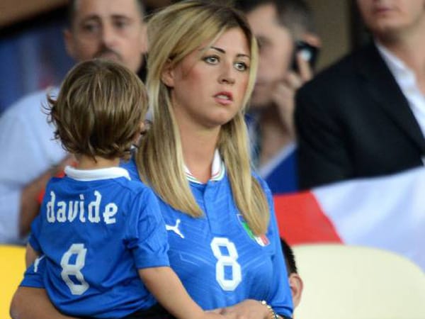 Roberta Marchisio und ihr Sohn Davide sind bei jedem Spiel von Papa Claudio Marchisio dabei. Das seit 2008 verheiratete Ehepaar trägt das Geburtsdatum des jeweils anderen als Tattoo auf dem Arm. In Kürze erwarten die beiden ihr zweites Kind.