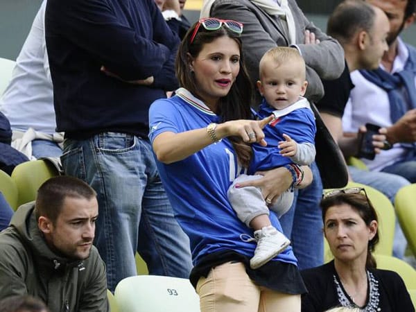 Beim Sieg der Italiener gegen Kroatien war auch Carolina Marcialis dabei, die Frau vom italienischen Nationalstürmer Antonio Cassano von AC Mailand. Auf dem Arm trägt sie den gemeinsamen Sohn Christopher.