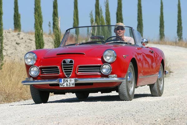 In einem historischen Alfa Romeo Cabrio wird Oberbayern unsicher gemacht.