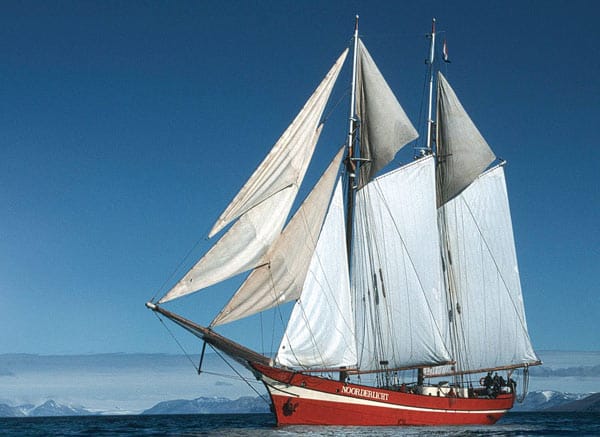 Das kleine, historische Segelschiff "Noorderlicht" kreuzt in arktischen Gewässern entlang der Küste Spitzbergens und zu den Lofoten.