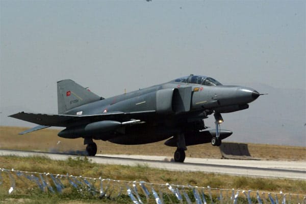 Am Freitag hatte Assad einen türkischen Kampfjet des Typs F-4 vor der syrischen Küste abschießen lassen. Am Montag folgte ein zweiter Angriff.