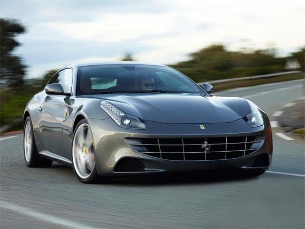 Also warum nicht den FF in Silber bestellen, was dem fast fünf Meter langen Ferrari aus unserer Sicht ebenfalls gut steht und ihn fast schon inkognito erscheinen lässt. Vielleicht optisch ein weniger sportlich, dafür noch eleganter kommt er so daher.