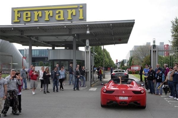 Vor dem Ferrari-Werk in Maranello treffen sich immer wieder Fans, um die roten Boliden zu bewundern.