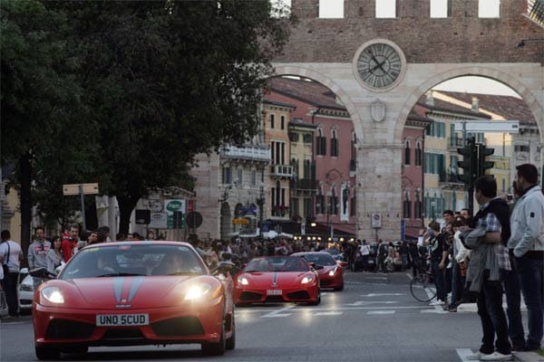 Den Ferrari-Korso zog es auch durch die Straßen von Ravenna.