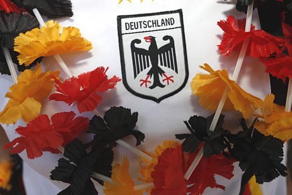 "Möchtest Du auch eine Blumenkette in Schwarz-Rot-Gold?" Nein, danke. Und wir möchten auch keine Klatschpappe oder Schminke im Gesicht. Wir möchten einfach nur Fußball gucken.