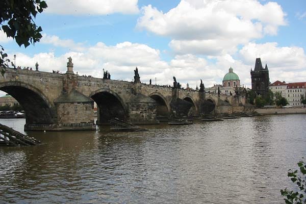 Die Karlsbrücke Prag mit ihren vielen Statuen ist bei Tag eine beliebte Sehenswürdigkeit der tschechischen Hauptstadt.