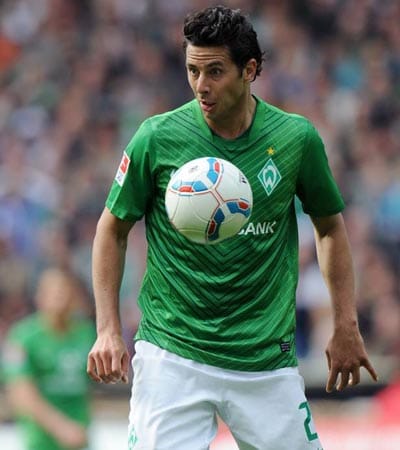 Claudio Pizarro kehrt Werder ebenfalls den Rücken und wechselt - zum zweiten Mal in seiner Karriere - zum FC Bayern. Er unterschrieb einen Einjahresvertrag.