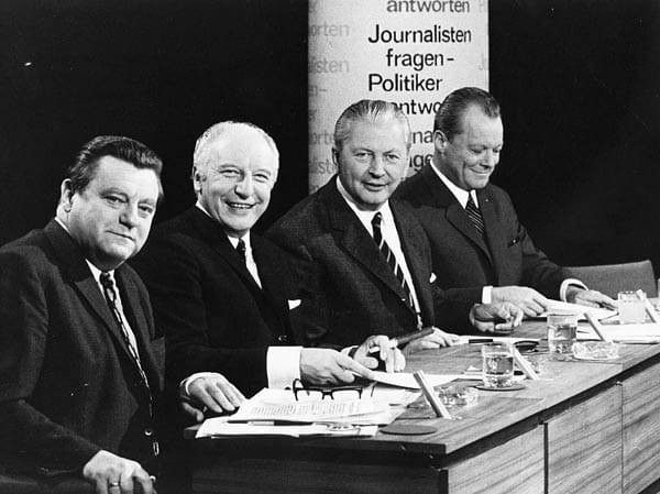 2009 berichtet ein ehemaliger Ministerialbeamter in einem Buch über ein möglicherweise im dreistelligen Millionenbereich liegendes Vermögen des langjährigen Bundesministers und bayerischen Ministerpräsidenten. Im Bild ist Franz Josef Strauß zu sehen mit Walter Scheel, Kurt Georg Kiesinger und Willy Brandt. 2009 berichtet ein ehemaliger Ministerialbeamter in einem Buch über ein möglicherweise im dreistelligen Millionenbereich liegendes Vermögen des langjährigen Bundesministers und bayerischen Ministerpräsidenten. Im Bild ist Franz Josef Strauß zu sehen mit Walter Scheel, Kurt Georg Kiesinger und Willy Brandt.