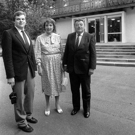 Der Autor des Buches wird daraufhin von den Kindern des Politikers verklagt. Auf dem Bild ist der älteste Sohn Max zusammen mit der ebenfalls verstorbenen Strauß-Ehefrau Marianne zu sehen. Der Autor des Buches wird daraufhin von den Kindern des Politikers verklagt. Auf dem Bild ist der älteste Sohn Max zusammen mit der ebenfalls verstorbenen Strauß-Ehefrau Marianne zu sehen.