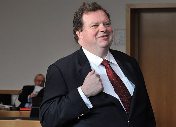 Genau dieser Prozess könnte die Strauß-Kinder nun in Bedrängnis bringen. Nach Informationen des "Stern", sagte ein früherer Bankmanager aus, dass Sohn Max 1992 versucht habe, 300 Millionen DM in bar nach Luxemburg zu schaffen Genau dieser Prozess könnte die Strauß-Kinder nun in Bedrängnis bringen. Nach Informationen des "Stern", sagte ein früherer Bankmanager aus, dass Sohn Max 1992 versucht habe, 300 Millionen DM in bar nach Luxemburg zu schaffen