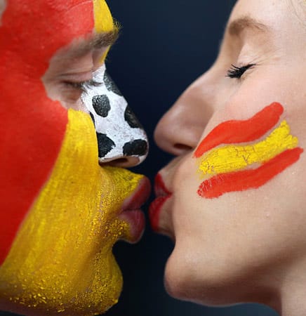 Zwei spanische Fans freuen sich gemeinsam auf das Halbfinale gegen Portugal.