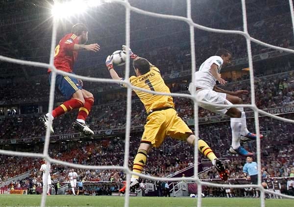 Nani (re.) verpasst die Flanke von Cristiano Ronaldo, Iker Casillas pflückt den Ball locker runter.