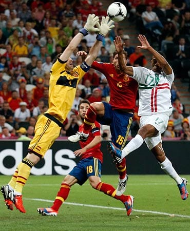 So sehr sich Nani (Nr. 17) auch streckt. Der Spanier Iker Casillas fängt auch diesen Ball ab.