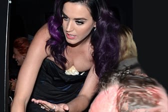Muss sie bei ihrer Oberweite nachhelfen oder hat sie einfach nur Schnupfen? Katy Perry und das mysteriöse weiße Tuch.