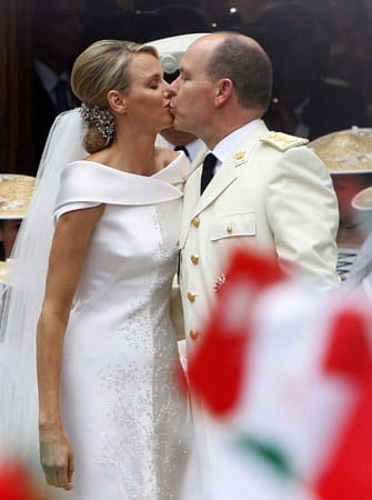Mit einem Kuss besiegeln Charlène und Albert ihre Liebe: Das Fürstenpaar heiratete am 2. Juli 2011.