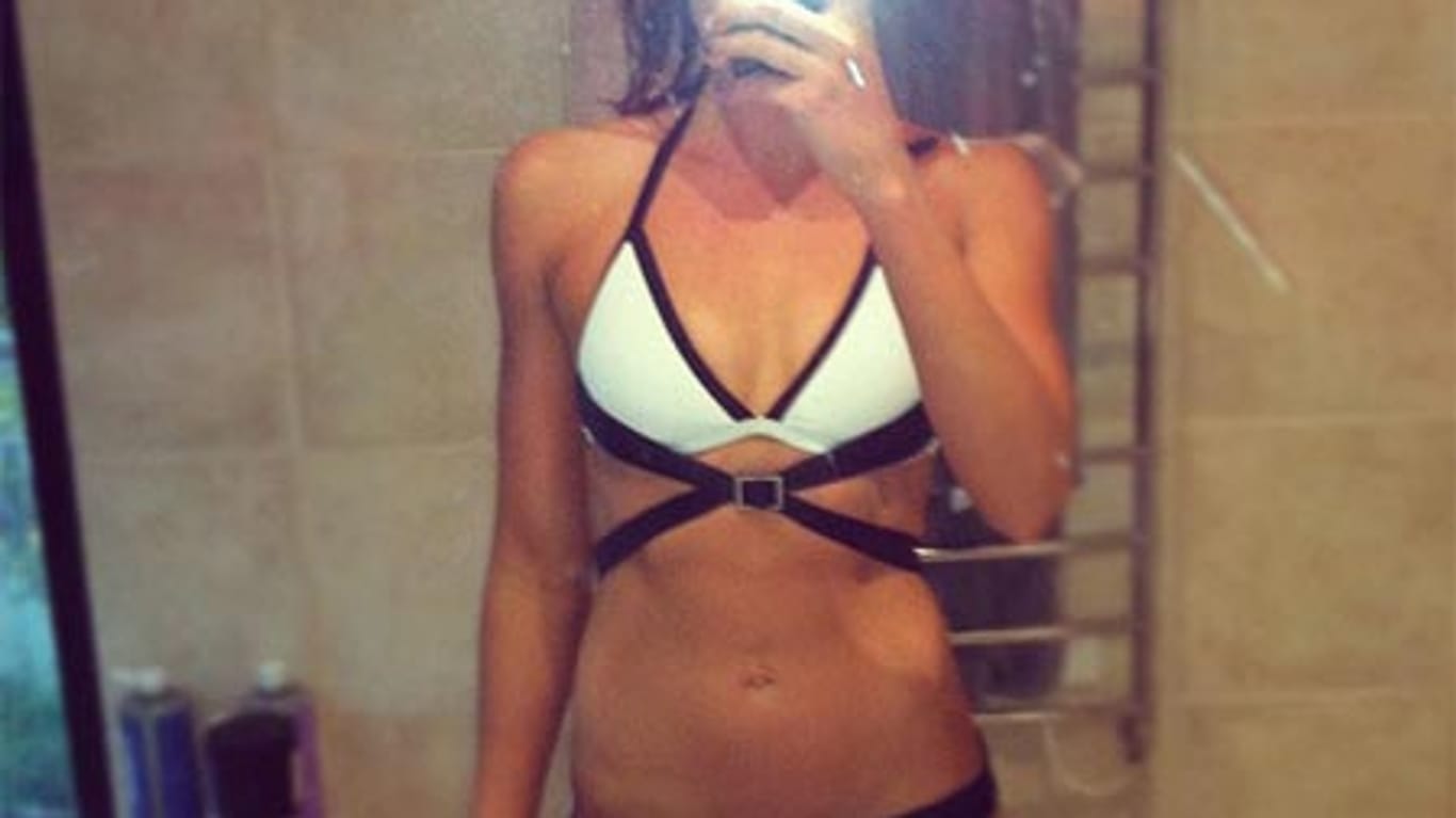 Stephanie Rice posiert in ihrem Bikini vor dem Spiegel.