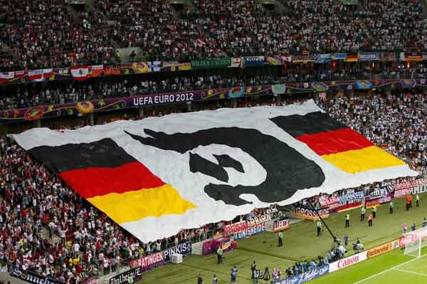 Vor der schwierigen Partie gegen Italien breiten die deutschen Fans ein riesiges Transparent aus, um die DFB-Elf noch mehr zu motivieren.