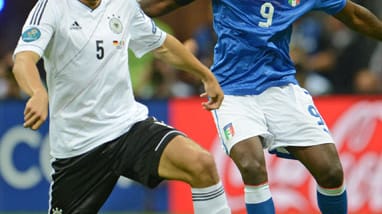 Hummels im Duell mit Balotelli.