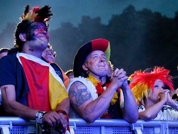 Banges Zittern auf der Fanmeile in Berlin. Gleich ist Abpfiff. Deutschland steht vor dem Aus bei der Europameisterschaft 2012.