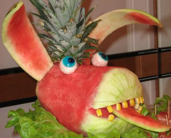 Zahnhygiene scheint seine Sache nicht zu sein, dafür strahlen die Augen bei diesem charmanten Esel aus Melone umso blauer.
