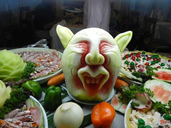 In Mexiko wacht ein schrecklicher Melonen-Oger grimmig über sein Buffet.