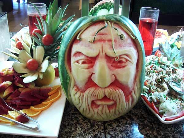 Besonders filigran wurde dieses Gesicht in eine Melone geschnitzt. Warum der Künstler sich für solch einen mürrischen Ausdruck entschieden hat, weiß nur er allein.