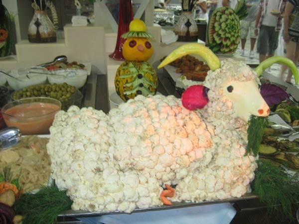 Bei diesem Anblick sind selbst überzeugte Gemüse-Muffel begeistert: Das niedliche Schaf aus knackigem Blumekohl ist der Hingucker am allabendlichen Hotel-Buffet.