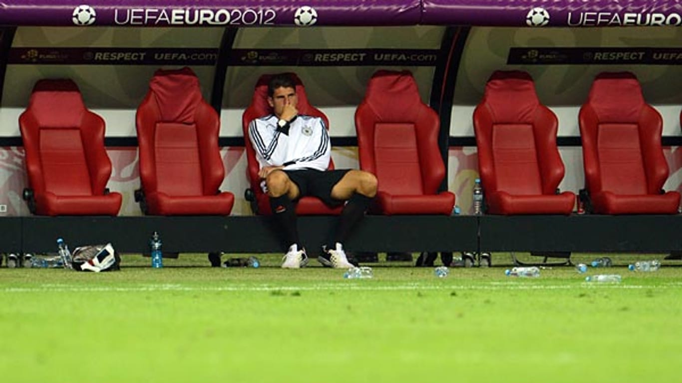 Mario Gomez sitzt nach dem EM-Aus gegen Italien enttäuscht auf der Bank.