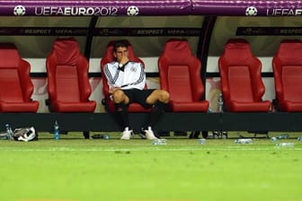 Mario Gomez sitzt nach dem EM-Aus gegen Italien enttäuscht auf der Bank.