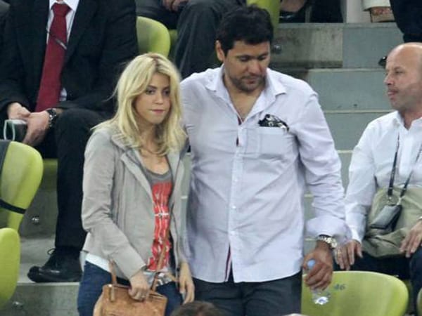 Popstar Shakira wird auf ihren Platz auf der Tribüne begleitet. Die schöne Kolumbianerin ist die Freundin von Gerard Pique (Spanien).