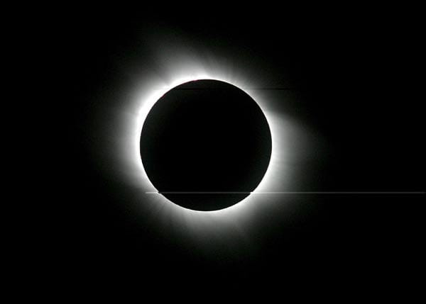 Totale Sonnenfinsternis (Juli 2009, Nordindien): Wenn sich der Mond komplett vor die Sonne schieb, ist es von der Erde aus besonders gut möglich, die Korona der Sonne zu beobachten. So fanden Forscher schon vor Jahrhunderten einiges über die Atmosphäre des Sterns heraus.