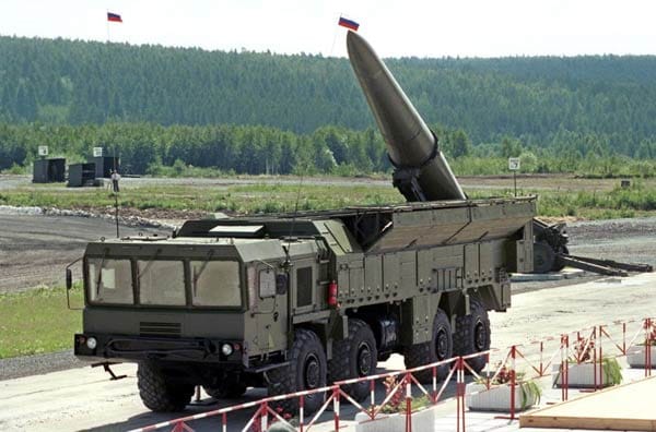 Raketenkomplex "Iskander": Syrien hat großes Interesse an schweren Raketensystemen russischer Bauart signalisiert. Moskau annullierte allerdings 2005 demonstrativ einen Liefervertrag für die Boden-Boden-Rakete mit einer Reichweite von bis zu 500 Kilometern, angeblich aus Rücksicht auf Israel. Raketenkomplex "Iskander": Syrien hat großes Interesse an schweren Raketensystemen russischer Bauart signalisiert. Moskau annullierte allerdings 2005 demonstrativ einen Liefervertrag für die Boden-Boden-Rakete mit einer Reichweite von bis zu 500 Kilometern, angeblich aus Rücksicht auf Israel.