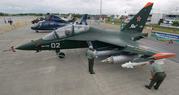 Jak-130 Kampfflugzeuge: Für 550 Millionen Dollar will Moskau Damaskus 36 Jets verkaufen. Die Jak-130 firmiert offiziell als Trainingsflugzeug, kann aber auch bewaffnet werden. Jak-130 Kampfflugzeuge: Für 550 Millionen Dollar will Moskau Damaskus 36 Jets verkaufen. Die Jak-130 firmiert offiziell als Trainingsflugzeug, kann aber auch bewaffnet werden.