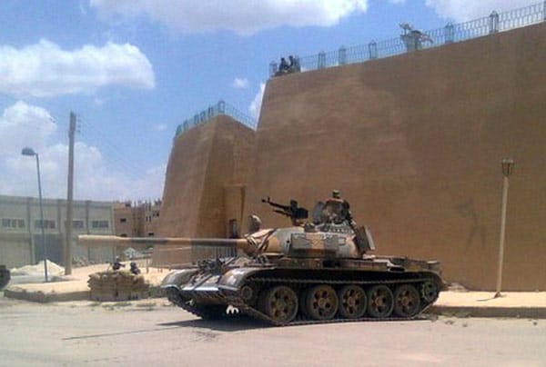Panzer sowjetischer Bauart: Syrien verfügt über rund 2250 Kampfpanzer des Typs T-55, tausend T-62 und 1500 bis 1700 schwere Kampfpanzer des Typs T-72. Zu Sowjetzeiten war Damaskus zu Moskaus wichtigstem Partner im Nahen Osten geworden, nachdem sich Ägypten in den siebziger Jahren vom Ostblock abgewendet hatte. Russland hat sich verpflichtet, rund tausend T-72-Panzer zu modernisieren. Der Auftragswert beläuft sich auf eine Milliarde Dollar. Panzer sowjetischer Bauart: Syrien verfügt über rund 2250 Kampfpanzer des Typs T-55, tausend T-62 und 1500 bis 1700 schwere Kampfpanzer des Typs T-72. Zu Sowjetzeiten war Damaskus zu Moskaus wichtigstem Partner im Nahen Osten geworden, nachdem sich Ägypten in den siebziger Jahren vom Ostblock abgewendet hatte. Russland hat sich verpflichtet, rund tausend T-72-Panzer zu modernisieren. Der Auftragswert beläuft sich auf eine Milliarde Dollar.