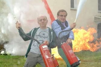 "Nicht nachmachen": In der ZDF-Wissenschaftssendung zeigen Wigald Boning und Bernhard Hoëcker was passiert, wenn Warnungen, Warnhinweise und Verbote ignoriert werden.