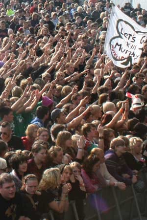 Die Menge tobt! Diesmal findet das "Deichbrand"-Festival vom 20-22. Juli 2012 statt. Neben Deichkind kommen unter anderem die Bands Beatsteaks und H-Blocks.