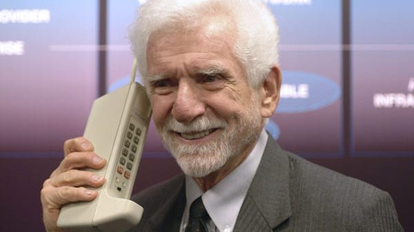 Martin Cooper mit einem Prototypen des Motorola Dynatac 8000X.