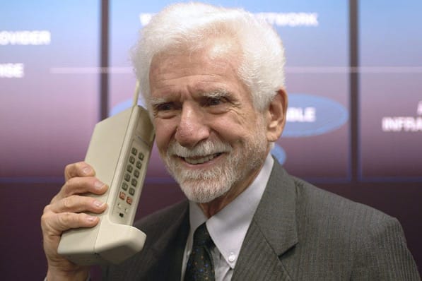 Martin Cooper mit einem Prototypen des Motorola Dynatac 8000X.