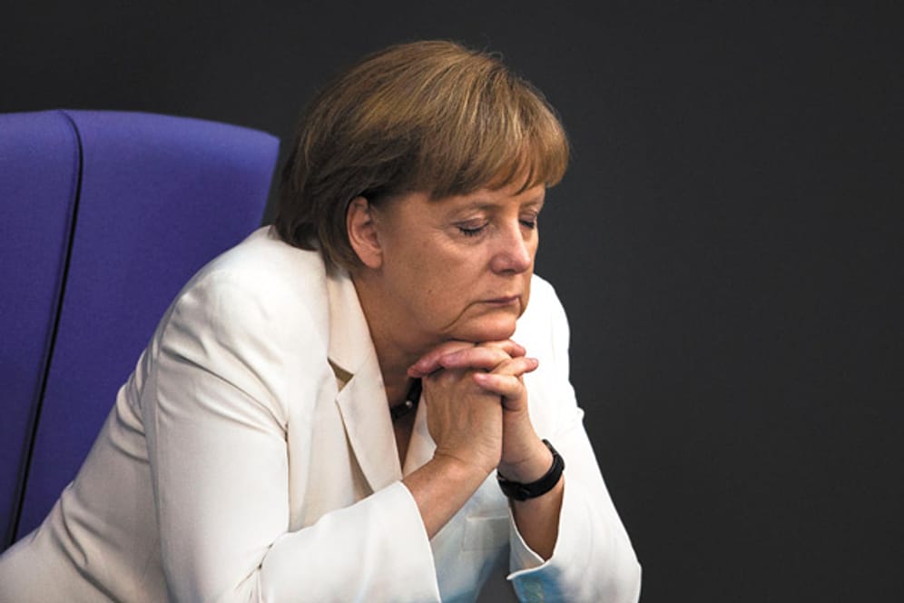 Im Bundestag fallen ihr schließlich die Augen zu: eine müde Angela Merkel