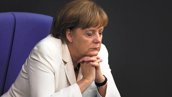 Im Bundestag fallen ihr schließlich die Augen zu: eine müde Angela Merkel