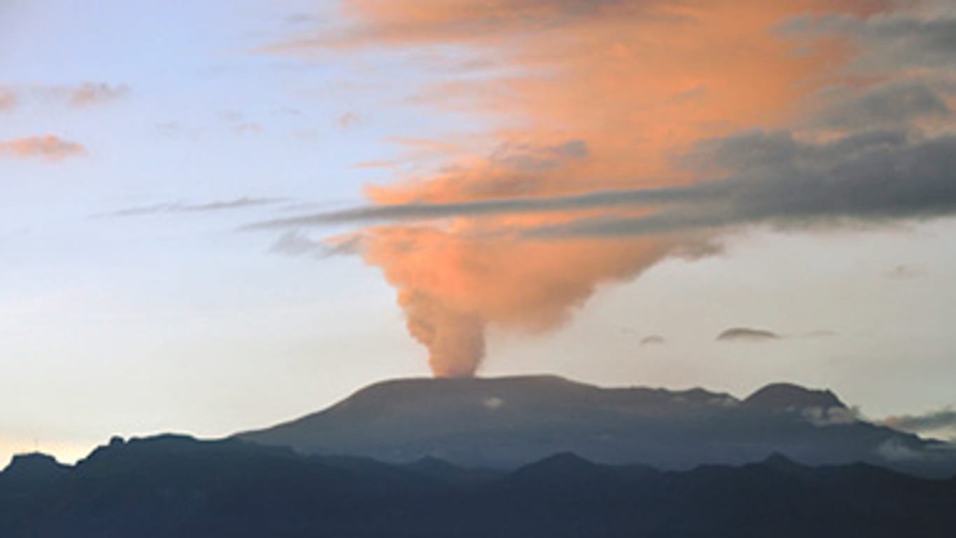 Rauch über dem Vulkan Nevado del Ruiz