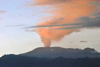 Rauch über dem Vulkan Nevado del Ruiz