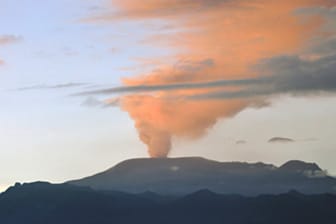 Rauch über dem Vulkan Nevado del Ruiz