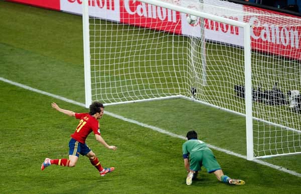 David Silva (li.) macht das 1:0 für Spanien. Fabregas' Flanke muss Silva aus vier Metern nur noch mit dem Kopf über die Linie drücken.